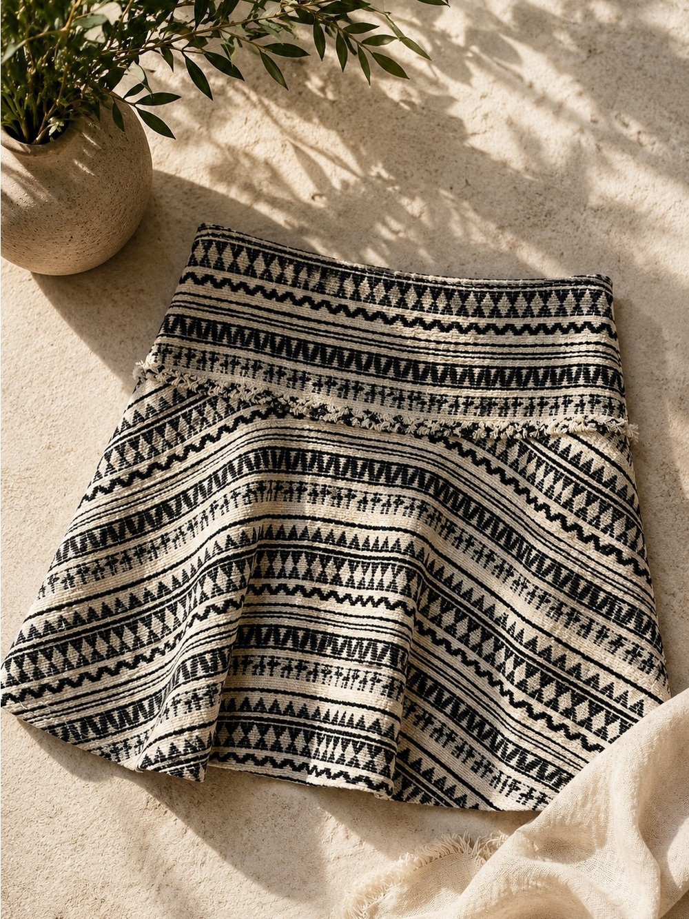Banana Republic Skirt 12 Black White Print Flare Mini Textured Boho